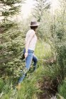 Frau läuft durch einen Wald. — Stockfoto