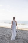 Femme blonde sur la plage de sable fin . — Photo de stock
