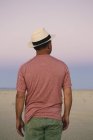Hombre con sombrero de paja en el desierto . - foto de stock