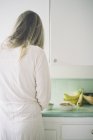 Женщина стоит на кухне — стоковое фото
