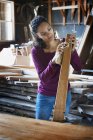 Женщина, работающая с восстановленной древесиной — стоковое фото