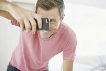 Lächelnder Mann beim Fotografieren — Stockfoto