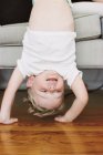 Petit garçon faisant un handstand — Photo de stock