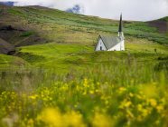 Iglesia Mosfellskirkja en un paisaje rural - foto de stock