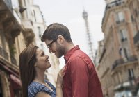 Couple dans une rue de la ville . — Photo de stock