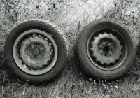 Dos neumáticos viejos del coche - foto de stock