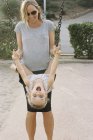 Mulher brincando com sua filha — Fotografia de Stock