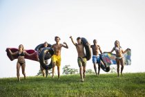 Adolescentes correndo através da grama — Fotografia de Stock