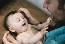 Homme et un petit bébé — Photo de stock