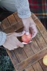 Homme coupant une pomme — Photo de stock