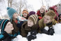 Freunde liegen im Schnee. — Stockfoto