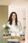 Donna che porta un vassoio con colazione — Foto stock