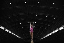 Donna ginnasta esecuzione su fascio — Foto stock