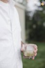 Hombre sosteniendo una bebida . - foto de stock