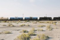 Vía del tren corriendo por el desierto - foto de stock