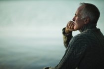Älterer Mann mit Blick auf Wate — Stockfoto