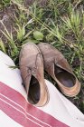 Zapatos de cuero marrón con cordones - foto de stock