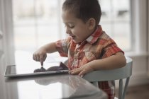 Маленький ребенок с помощью цифрового планшета — стоковое фото