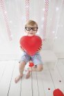 Kleiner Junge mit rotem Luftballon. — Stockfoto