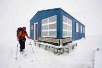 Skieur quittant une cabane refuge — Photo de stock