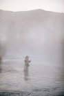 Mujer flyfishing en el agua . - foto de stock