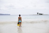 Donna in acque poco profonde con attrezzatura da snorkeling — Foto stock