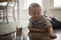 Мальчик играет с монетами — стоковое фото