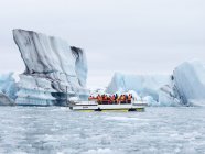 Tourists on Glacial lake — Stock Photo