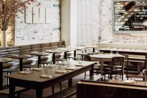 Restaurante com longas mesas estreitas — Fotografia de Stock