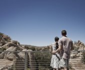 Couple sur la terrasse d'une maison écologique — Photo de stock