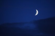 Lua crescente no céu noturno — Fotografia de Stock