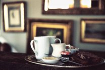 Bandeja de té en una mesa - foto de stock