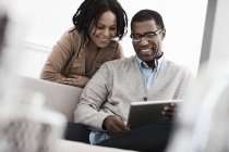 Homme et femme utilisant une tablette numérique . — Photo de stock