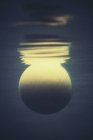 Bola de praia de borracha flutuante — Fotografia de Stock