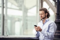 Man checking cell phone outdoors — Stock Photo