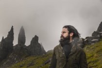 Uomo in piedi con uno sfondo di pinnacoli rocciosi — Foto stock