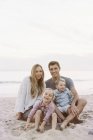 Coppia seduta con il figlio e la figlia — Foto stock