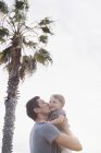 Man kissing son in the cheek. — Stock Photo