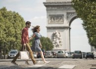 Couple walking by Triumphal Arch — Stock Photo