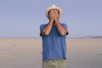 Homem em uma paisagem deserto aberto — Fotografia de Stock