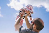 Отец поднимает свою маленькую дочь — стоковое фото