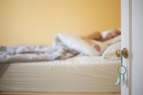 Frau schläft in einem Bett. — Stockfoto