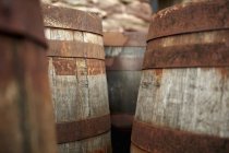 Barriles de madera en un granero - foto de stock