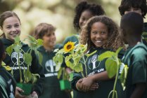 Kinder lernen Pflanzen und Blumen kennen — Stockfoto