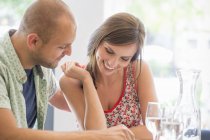 Homem e mulher olhando para um menu — Fotografia de Stock