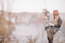 Coppia pesca su una riva del fiume — Foto stock