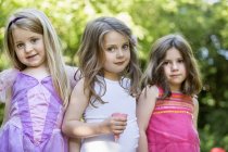 Drei lächelnde junge Mädchen — Stockfoto