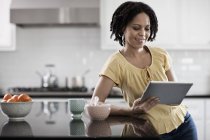 Frau mit digitalem Tablet zu Hause. — Stockfoto