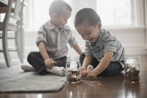 Дети играют с монетами — стоковое фото