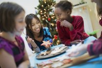 Kinder dekorieren Bio-Weihnachtsplätzchen — Stockfoto